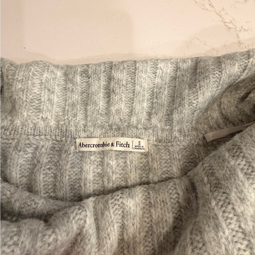 NWT Abercrombie and Fitch off the shoulder Sweater - Picture 5 of 6